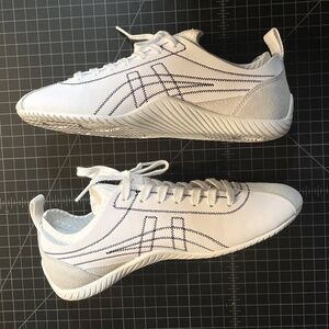 NWOT Perfect Condition  Onitsuka Tiger Sclaw Tennis Shoes US M6/US W7!
